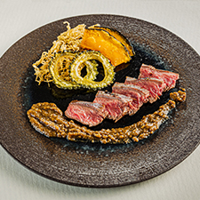 【強肴】北海道産蝦夷鹿のステーキ　無花果と松の実の味噌ソース　揚げ野菜