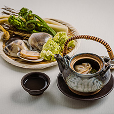 【お椀】山菜と蛤の土瓶蒸し　口柚子